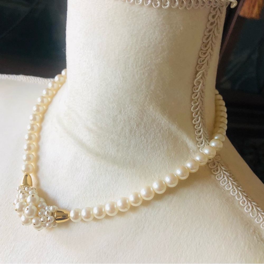 Vintage cream glass pearl cluster gold plated necklace - Picture 4 of 11